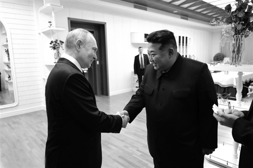 6月19日,朝鲜劳动党总书记、国务委员长金正恩(前右)与俄罗斯总统普京抵达平壤锦绣山迎宾馆并进行交谈 新华社发